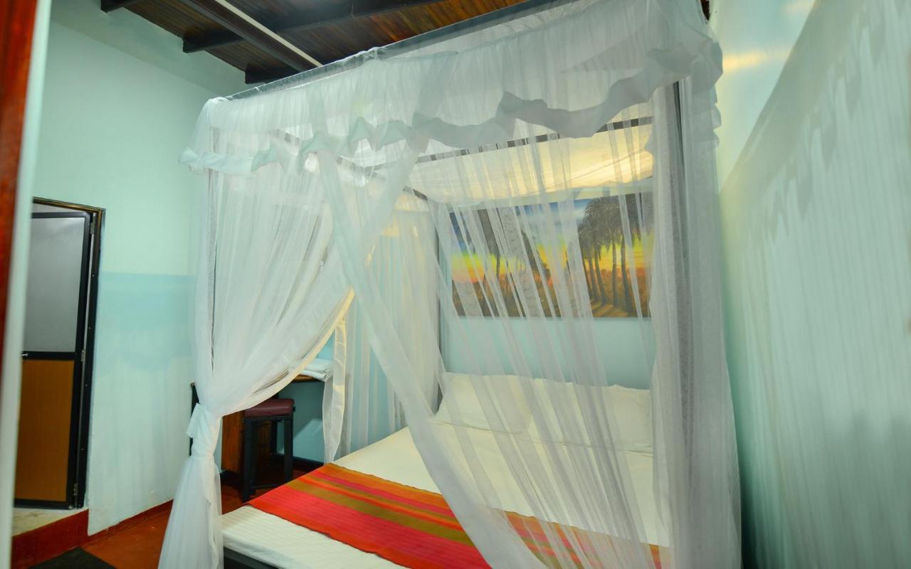 Palm Leaf Surf Cafe Otel Galle Dış mekan fotoğraf